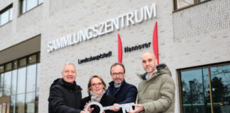 Schlüsselübergabe Sammlungszentrum Hannover - vo.li.: Stadtbaurat Thomas Vielhaber, Kulturdezernentin Konstanze Beckedorf, bauwo-Geschäftsführer Bernhard Rückert und Oberbürgermeister Belit Onay.