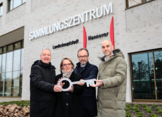 Stadt Hannover übernimmt Sammlungszentrum – bauwo übergibt Schlüssel Schlüsselübergabe Sammlungszentrum Hannover - vo.li.: Stadtbaurat Thomas Vielhaber, Kulturdezernentin Konstanze Beckedorf, bauwo-Geschäftsführer Bernhard Rückert und Oberbürgermeister Belit Onay.