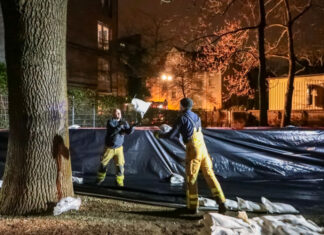 Feuerwehr zur aktuellen Hochwasserlage in Hannover Aufbau mobiles Hochwasserschutzsystem-Calenberger Neustadt.