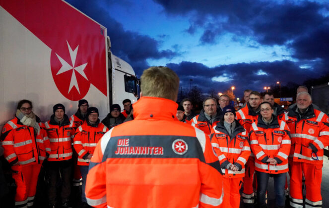 Abfahrt der Weihnachtstrucker 2023. Landesvorstand Hannes Wendler verabschiedet die ehrenamtlichen Einsatzkräfte auf der A2 an der Raststätte Zweidorfer Holz.