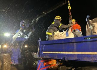 Sturmtief Zoltan und Dauerregen: THW-Kräfte in Niedersachsen und Bremen im Einsatz Abladen von Big Packs mit Sand zur Befüllung von Sandsäcken in Quakenbrück.
