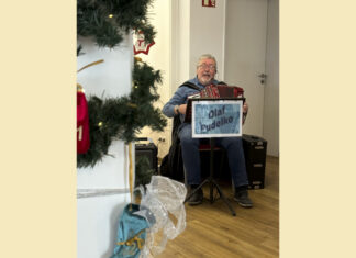 Adventskaffee in der DRK-Tagespflege Langenhagen Akkordeonspieler Olaf Pudelko
