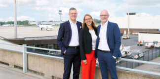 Die Flughafengeschäftsführer Dr. Martin Roll und Maik Blötz freuen sich gemeinsam mit Personalchefin Sandra Ritter über die Charta der Vielfalt.