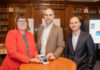 Startschuss für die SocialCard in Hannover: Oberbürgermeister Belit Onay, Sozialdezernentin Sylvia Bruns und Joerg Schwitalla, Geschäftsführer des Unternehmens Publk GmbH.
