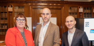 Startschuss für die SocialCard in Hannover: Oberbürgermeister Belit Onay, Sozialdezernentin Sylvia Bruns und Joerg Schwitalla, Geschäftsführer des Unternehmens Publk GmbH.