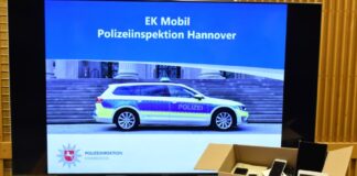 Bei den umfangreichen Durchsuchungsmaßnahmen stießen die Beamtinnen und Beamten auf 45 Mobiltelefone, die aus den Einbrüchen stammen, gefälschte Elektroartikel, elektronische Datenträger und Falschgeld in vierstelliger Höhe.