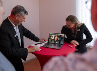 Sparkasse Hannover zeigt die Zukunft des BeratungsCenters Langenhagen BeratungsCenter Direkt (BCD): Kundinnen und Kunden werden hier vollumfänglich von der Geldanlage über Versicherungen bis hin zu Finanzierungen beraten, ortsunabhängig per Videocall, E-Mail oder Telefon.