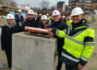 „Symbol der Gemeinschaft“: Soliden Grundstein für Rathaus 3.0 in Langenhagen gelegt Im Beisein von Vertretern von Politik, Verwaltung, Planern und Architekten legten Stadtbaurätin Isabella Gifhorn (v. li.), Phillip Wemmer von „Schenker Salvi Weber Architekten“, städtische Projektleiterin Ulrike Deimel, Bürgermeister Mirko Heuer und Jens-Wilhelm Brand von Contrata den Grundstein für den Rathaus-Anbau.