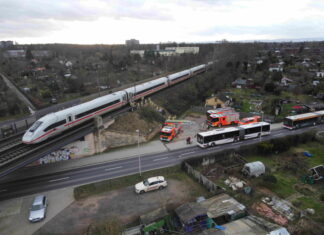 Kirchrode: Feuerwehr evakuiert stehengebliebenen ICE Hannover-Kirchrode: Feuerwehr evakuiert stehengebliebenen ICE