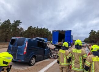 A7: Unfall mit LKW und Kleintransporter fordert mehrere Ortsfeuerwehren der Feuerwehr Wedemark Unfall mit LKW und Kleintransporter auf der A7 fordert mehrere Ortsfeuerwehren der Feuerwehr Wedemark.