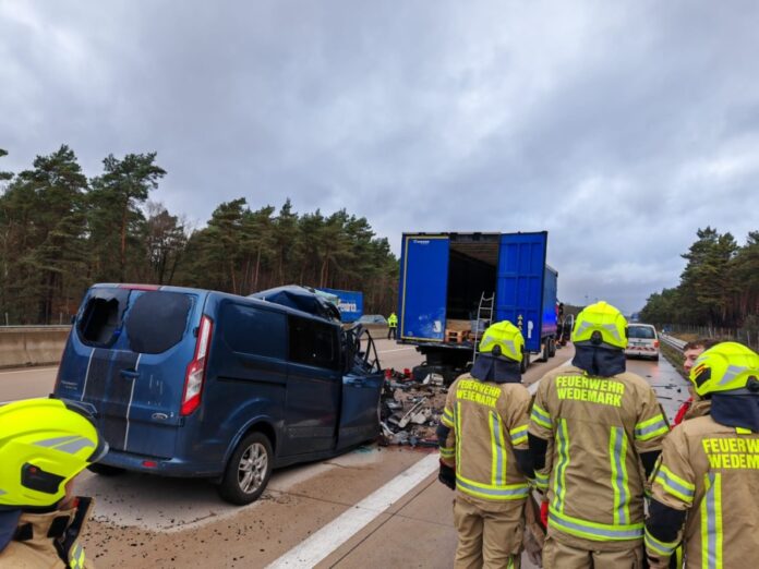 Unfall mit LKW und Kleintransporter auf der A7 fordert mehrere Ortsfeuerwehren der Feuerwehr Wedemark.
