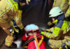 Ortsfeuerwehr Krähenwinkel übt beim Ausbildungsdienst die Personenrettung aus unwegsamen Gelände.
