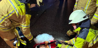 Ortsfeuerwehr Krähenwinkel übt beim Ausbildungsdienst die Personenrettung aus unwegsamen Gelände.