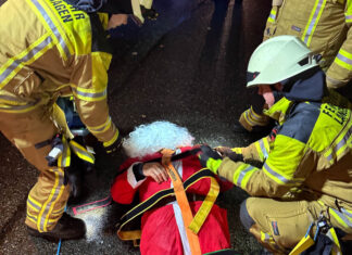 Feuerwehr Krähenwinkel rettet Nikolaus aus misslicher Lage Ortsfeuerwehr Krähenwinkel übt beim Ausbildungsdienst die Personenrettung aus unwegsamen Gelände.