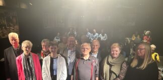 Die Ehrenamtlichen wurden vom Publikum mit großem Applaus für ihren Einsatz geehrt: (v.l.n.r.) Abdul Hamid Khalil, Helga Biewendt, Jutta Flügel, Marlene Rosenbohm, Thorsten Semmler, Wilfried Essing, Dieter Bergmann, Carolin Ratsch, Elke Eggert.