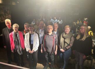 Stadt Langenhagen ehrt Ehrenamtliche für ihr Engagement Die Ehrenamtlichen wurden vom Publikum mit großem Applaus für ihren Einsatz geehrt: (v.l.n.r.) Abdul Hamid Khalil, Helga Biewendt, Jutta Flügel, Marlene Rosenbohm, Thorsten Semmler, Wilfried Essing, Dieter Bergmann, Carolin Ratsch, Elke Eggert.