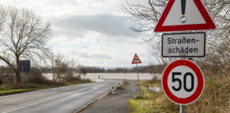 Hochwasser - Straße überflutet