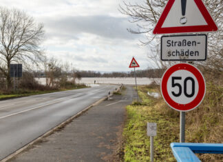 Hochwasserlage leicht entspannt Hochwasser - Straße überflutet