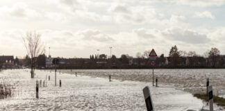Hochwasser - Straße überflutet
