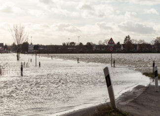 Anträge für akute Hochwasserhilfen können jetzt gestellt werden Hochwasser - Straße überflutet
