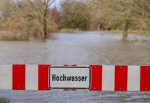 Extremwetter in Langenhagen: Info-Spaziergang klärt vor Ort auf Hochwasser - Straße überflutet