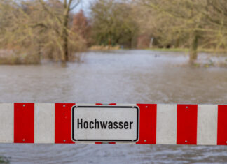 Aktuelle Hochwasserlage der Region Hannover Hochwasser - Straße überflutet