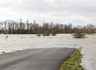 Noch angespannte, aber stabile Hochwassersituation in Hannover Hochwasser - Straße überflutet