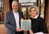 Bürgermeister Mirko Heuer und Assistenz Kathrin Austermann präsentieren stolz den neuen Mängelmelder Pro-Award