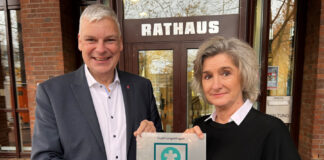 Bürgermeister Mirko Heuer und Assistenz Kathrin Austermann präsentieren stolz den neuen Mängelmelder Pro-Award
