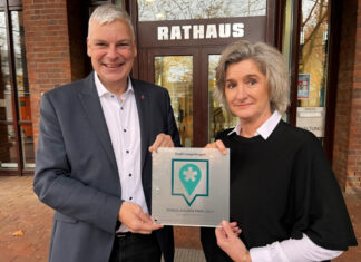 Mängelmelder Pro Award für vorbildliches Anliegenmanagement geht an die Stadt Langenhagen Bürgermeister Mirko Heuer und Assistenz Kathrin Austermann präsentieren stolz den neuen Mängelmelder Pro-Award