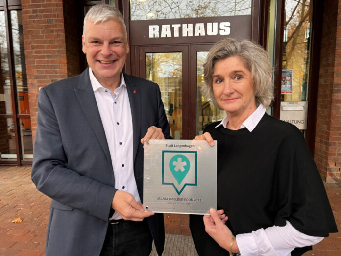Bürgermeister Mirko Heuer und Assistenz Kathrin Austermann präsentieren stolz den neuen Mängelmelder Pro-Award