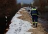 THW-Kräfte laufen über einen Sandsack-Deich in Hodenhagen.