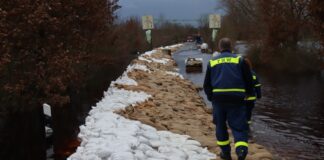 THW-Kräfte laufen über einen Sandsack-Deich in Hodenhagen.