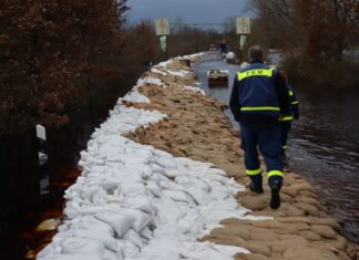 Hochwasser-Einsatz: Pumparbeiten am Serengeti-Park in Hodenhagen THW-Kräfte laufen über einen Sandsack-Deich in Hodenhagen.