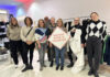 v.l.n.r. Berit Lüdecke (Region Hannover, Beschäftigungsförderung), Iyabo Kaczmarek (Geschäftsführerin UNTER EINEM DACH), Isabel Wienarsch (Geschäftsführerin maesh), Ronald Clarck (Kurator des aufhof), Christine Preitauer (Geschäftsführerin kreHtiv Netzwerk Hannover), Petra Rudszuck (Stellv. Regionspräsidentin), Magdalena Mzyk (Inhaberin COSMOPOLKA), Annalena Reeke (Projektmanagerin kreHtiv Netzwerk Hannover).