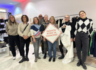 FASHION BORN IN HANNOVER POPUP-STORE ZIEHT IN DEN AUFHOF v.l.n.r. Berit Lüdecke (Region Hannover, Beschäftigungsförderung), Iyabo Kaczmarek (Geschäftsführerin UNTER EINEM DACH), Isabel Wienarsch (Geschäftsführerin maesh), Ronald Clarck (Kurator des aufhof), Christine Preitauer (Geschäftsführerin kreHtiv Netzwerk Hannover), Petra Rudszuck (Stellv. Regionspräsidentin), Magdalena Mzyk (Inhaberin COSMOPOLKA), Annalena Reeke (Projektmanagerin kreHtiv Netzwerk Hannover).