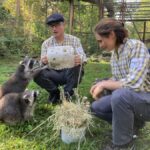 Tierischer Einsatz - die Tierpflegenden basteln Spielzeug für die Waschbären und werden vom NDR dabei begleitet