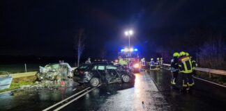 Schwerer Verkehrsunfall auf der B3 bei Adelheidsdorf, mit einer eingeklemmten Person.