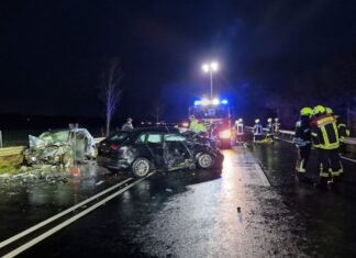 Schwerer Verkehrsunfall auf der B3 bei Adelheidsdorf Schwerer Verkehrsunfall auf der B3 bei Adelheidsdorf, mit einer eingeklemmten Person.