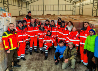 Tour erfolgreich beendet – Johanniter-Weihnachtstrucker kehren aus Rumänien zurück Johanniter-Weihnachtstrucker übergeben Pakete in Rumänien, die dann weiter in die Ukraine transportiert werden.