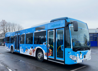 Bus mit Schneemännern und Rentieren beklebt Winterbus Frontansicht