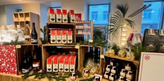 Die freie Fläche im Verkaufsraum der Tourist Information am Hauptbahnhof Hannover wurde in einen Wintermarkt umgestaltet.