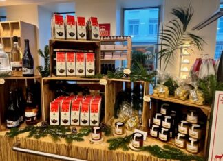 Geschenkideen made in Hannover: Pop-up Store in der Tourist Information lockt mit regionalen Produkten Die freie Fläche im Verkaufsraum der Tourist Information am Hauptbahnhof Hannover wurde in einen Wintermarkt umgestaltet.