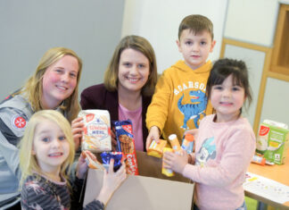 Tag des Ehrenamtes – Kultusministerin Julia Willie Hamburg bei den Johanniter-Weihnachtstruckern Kultusministerin Julia Willie Hamburg packt Päckchen mit den Johanniter-Weihnachtstruckern.