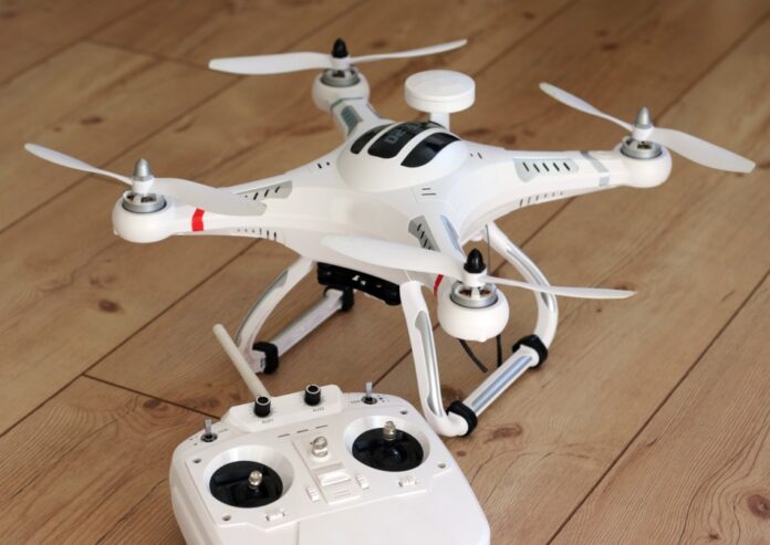 Drohne / Quadrocopter mit Fernsteuerung