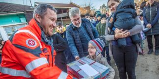 Pakete des Johanniter-Weihnachtstruckers verteilt