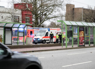 Hannover: Person unter Stadtbahn eingeklemmt Stadtbahnunfall-Vahrenwalder Straße-Alter Flughafen