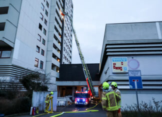 Wohnungsbrand im zehnten Stock eines Hochhauses am Vahrenheider Markt Feuerwehreinsatz - Vahrenheider Markt