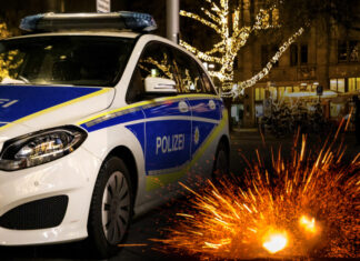 Polizei Hannover: Bilanz der Silvesternacht in Hannover und Umland Collage Polizeifahrzeug / Silvesterböller