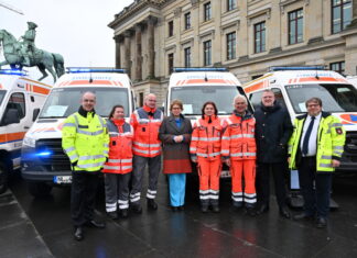 26 Fahrzeuge für Zivil- und Katastrophenschutz an Hilfsorganisationen und Feuerwehren übergeben Behrens übergibt 26 Fahrzeuge